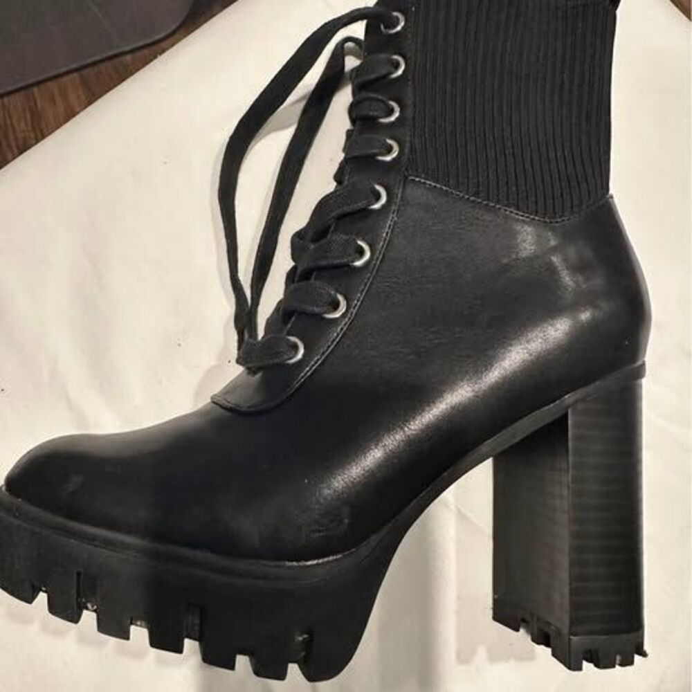 Forever 21 Black Lace-Up Lug Sole Ankle Boots – Size 6